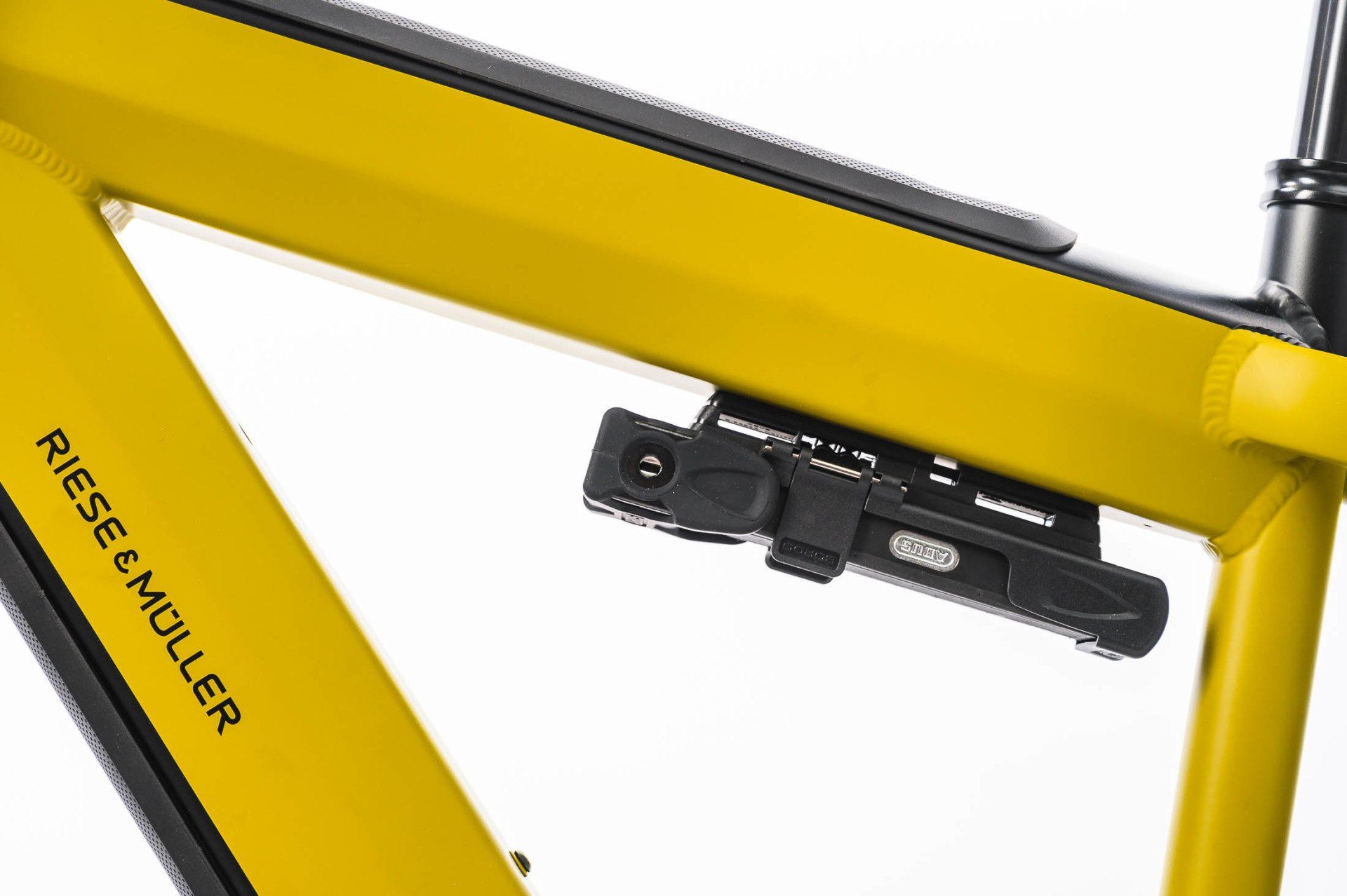 Een close-up van een gele fiets met een slot erop.