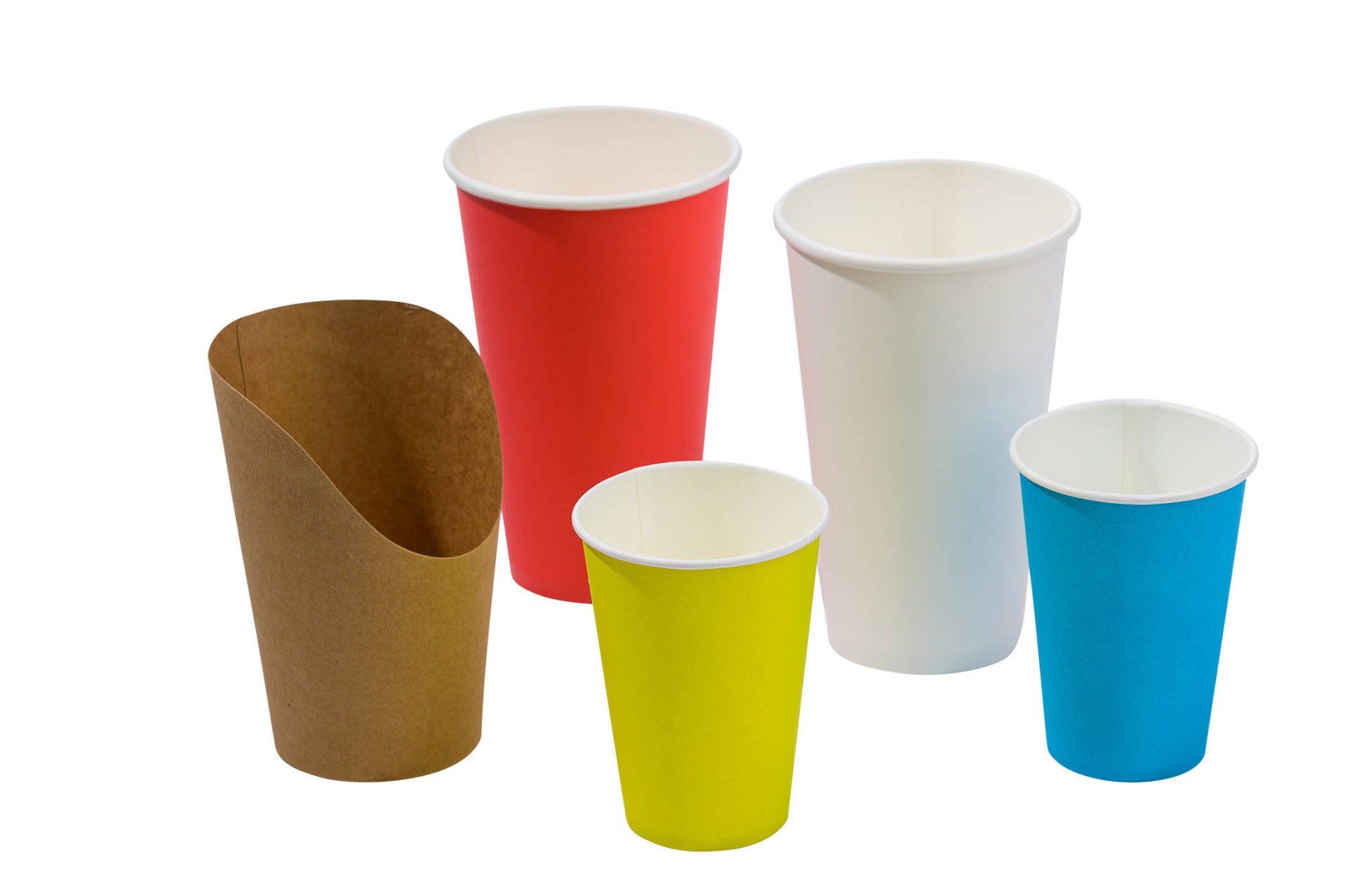 Een groep papieren bekertjes in verschillende kleuren op een witte achtergrond