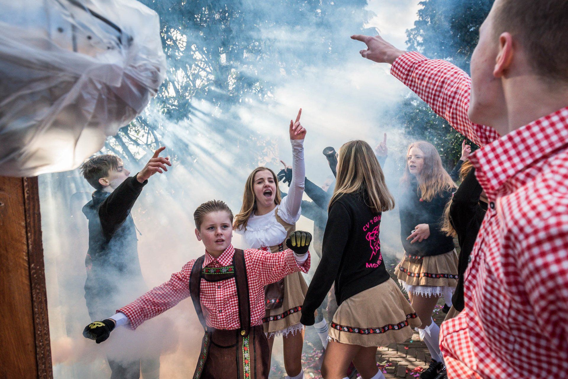 Een groep mensen danst in een kamer waar rook uitkomt.