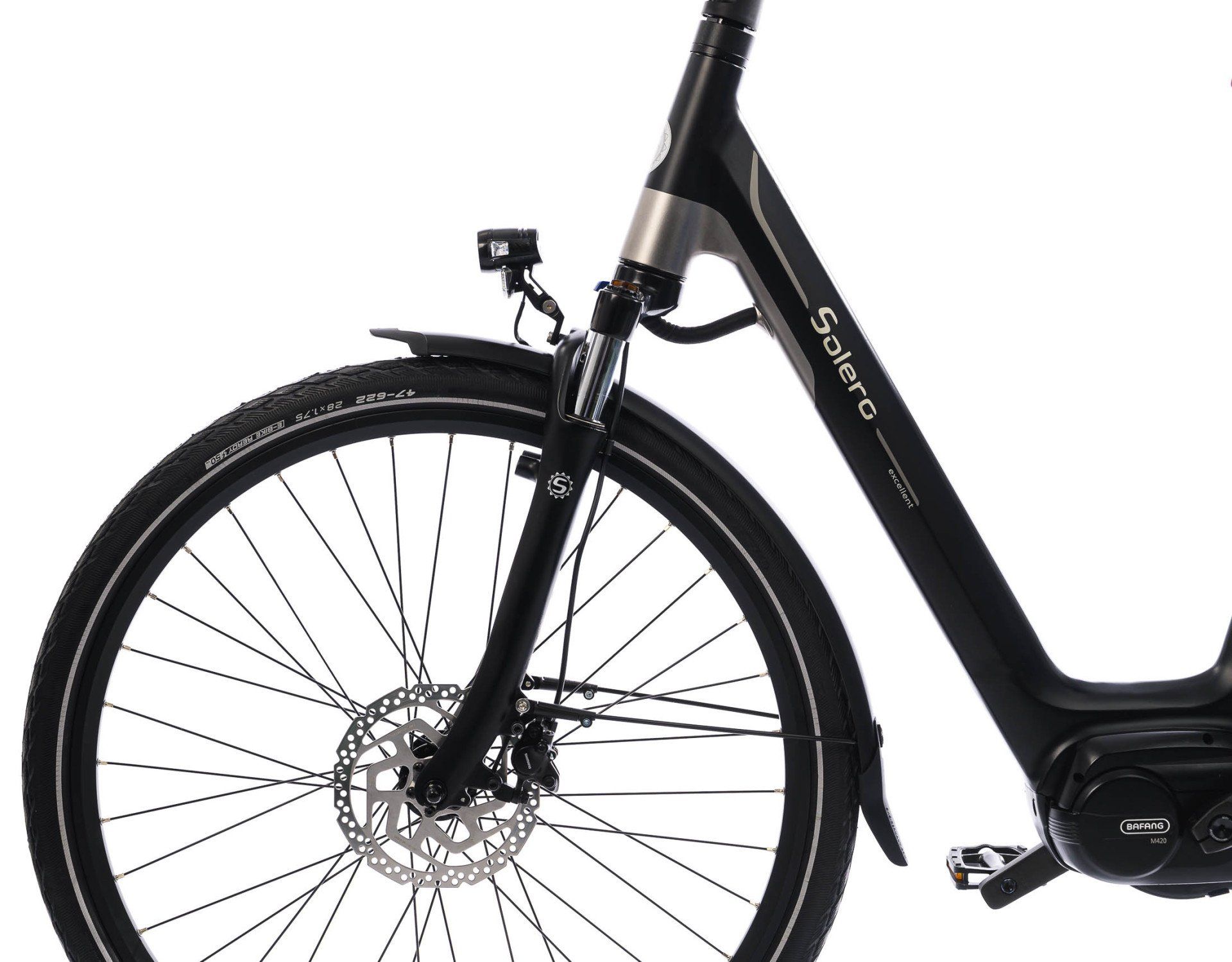 Een close-up van een zwarte fiets met schijfrem