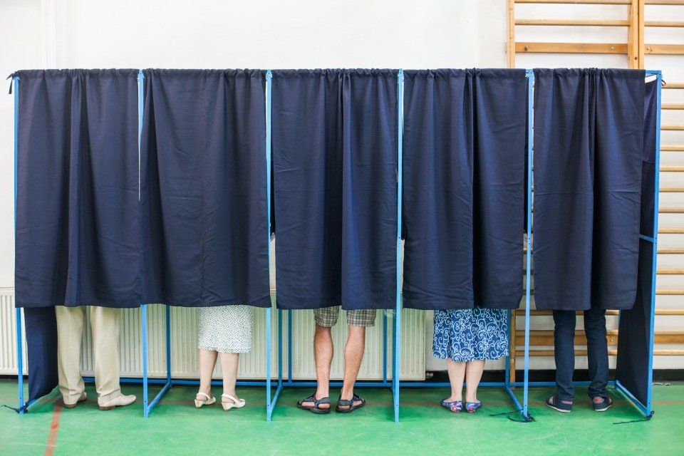 Cabine elettorali con elettori