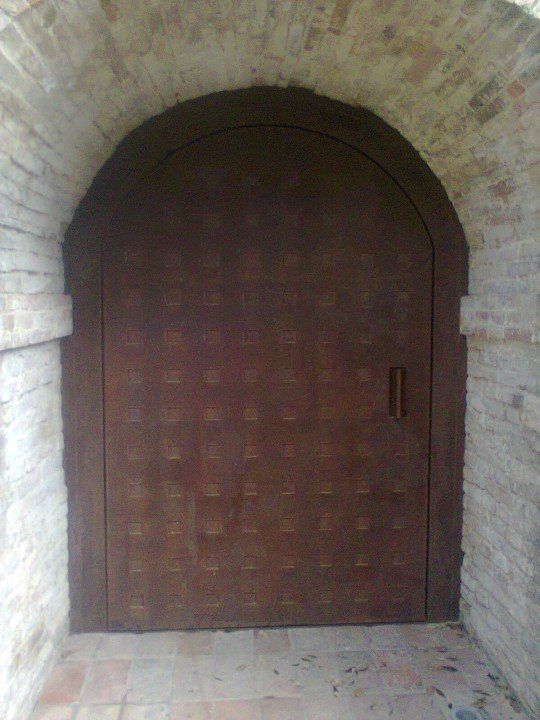 tecnico durante la riparazione di una porta