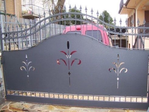 cancello in ferro battuto con decorazioni a mano