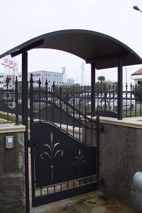 cancelletto d'ingresso con copertura