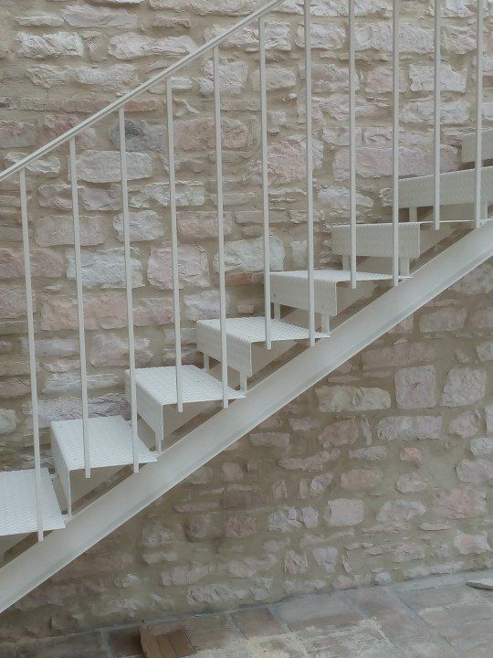 scala bianca in ferro fuori casa