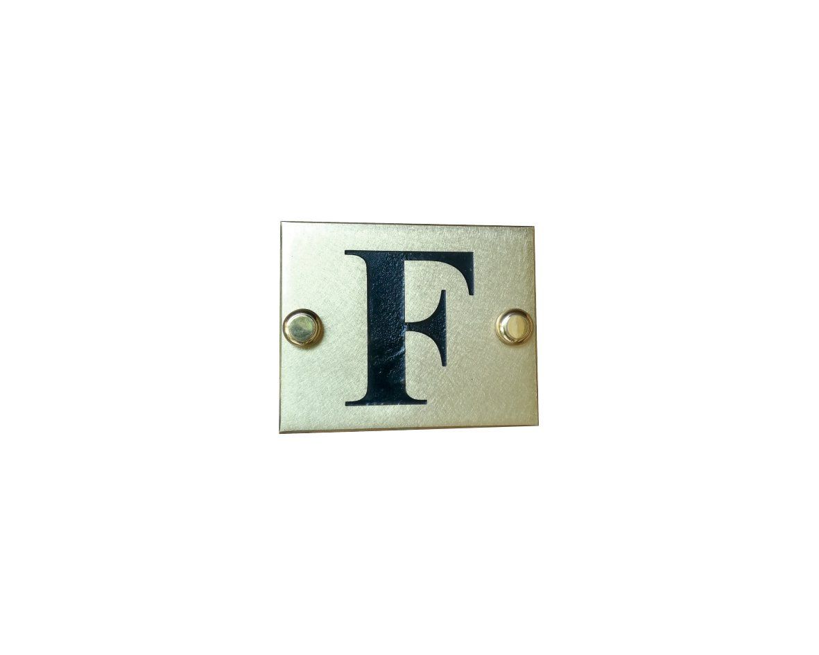 targa con lettera in ottone