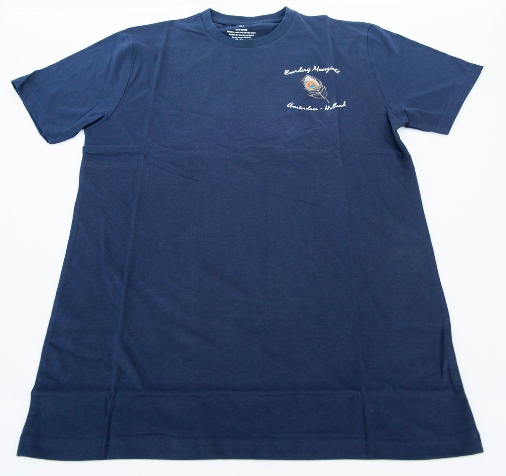 Marineblauw T-shirt met een kleine afbeelding van een buffel en tekst op de borst.