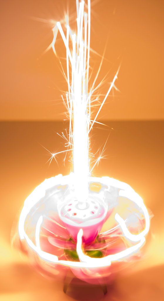 Een gloeiend object dat lichtflitsen uitstraalt.