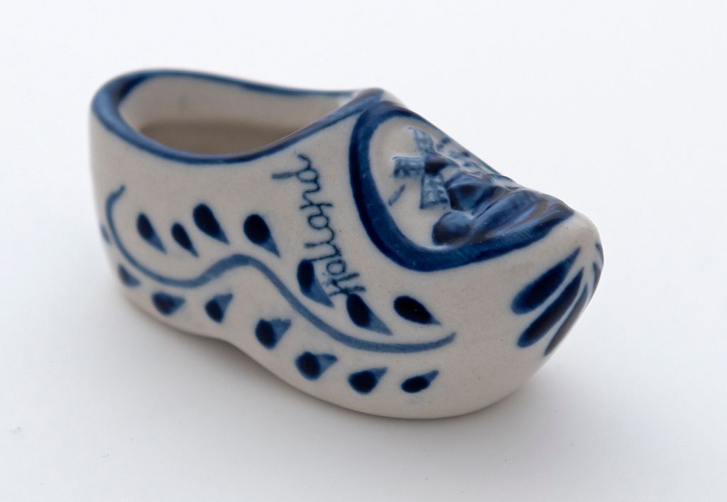 Kleine keramische klomp met blauw-wit bloemenpatroon, met 