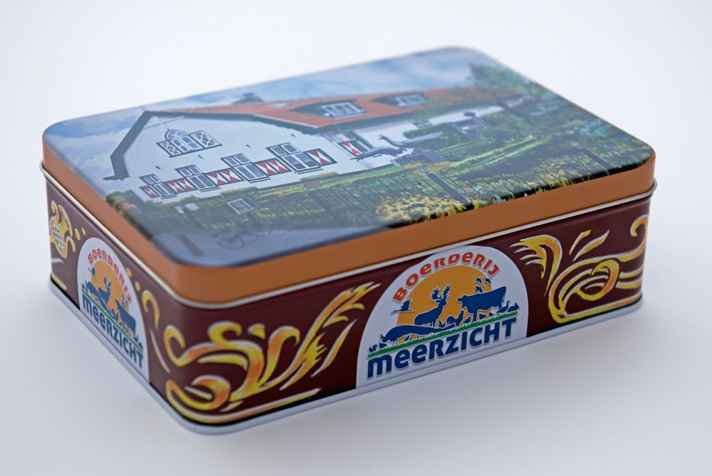 Metalen blik met een afbeelding van een gebouw, het woord 