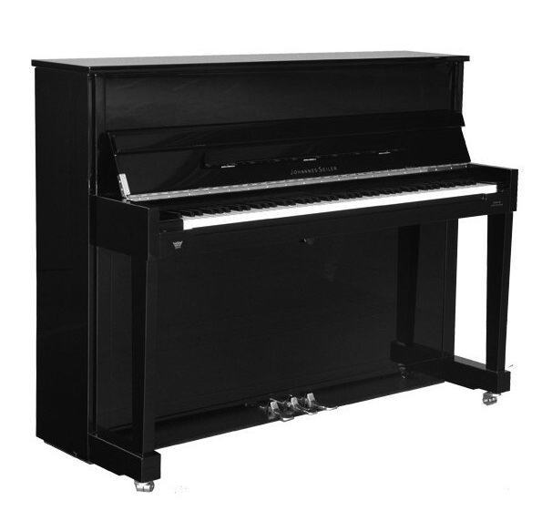 Ein schwarzes Klavier steht auf einer weißen Fläche.