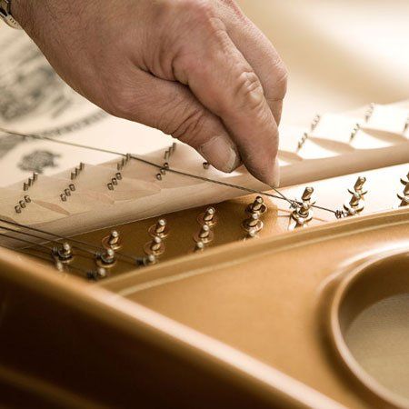 Eine Nahaufnahme einer Person, die ein Musikinstrument spielt