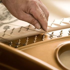 Eine Nahaufnahme einer Person, die ein Musikinstrument spielt