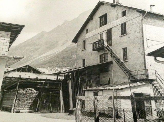 Una foto in bianco e nero di un edificio con una scala antincendio.