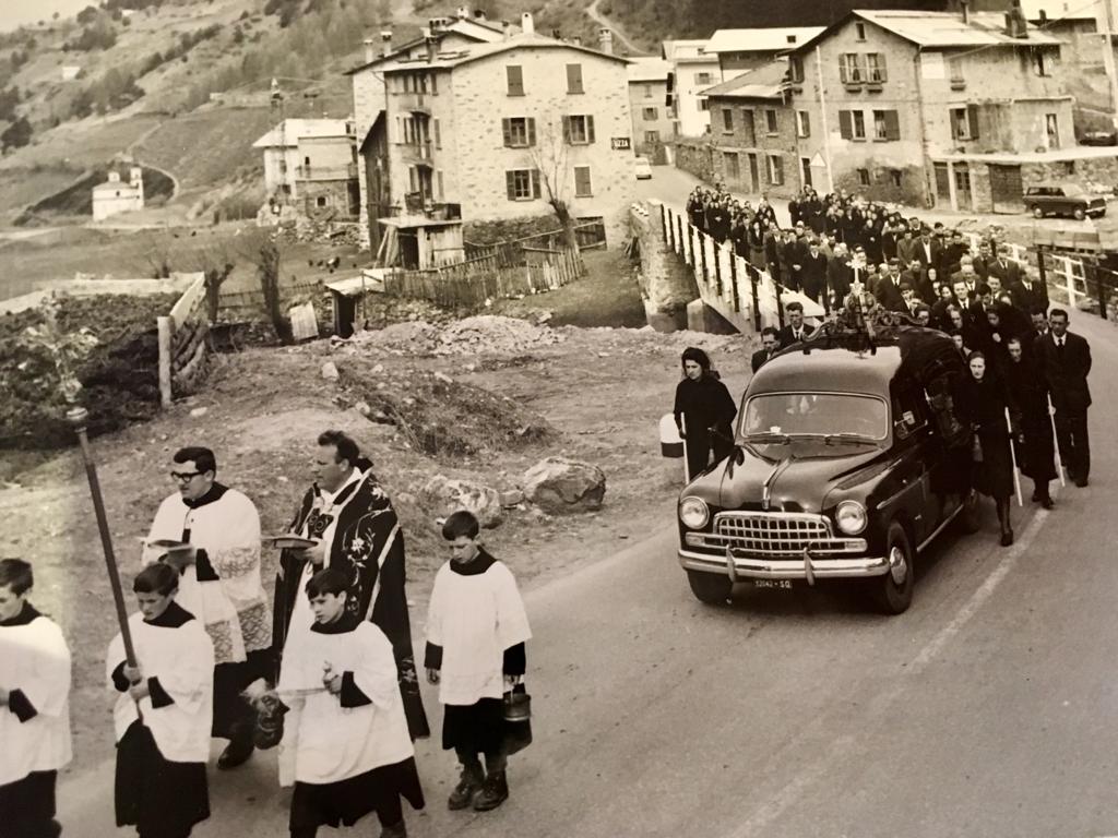 Una foto in bianco e nero di un corteo funebre