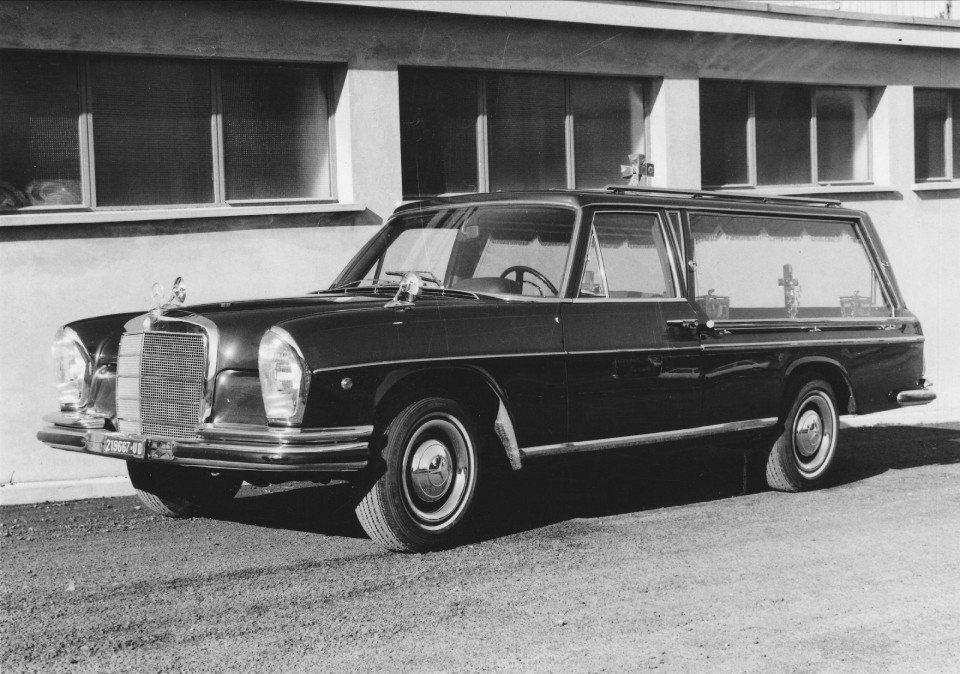 Auto funebre Mercedes 250 se dell'impresa pompe funebri a Tricesimo