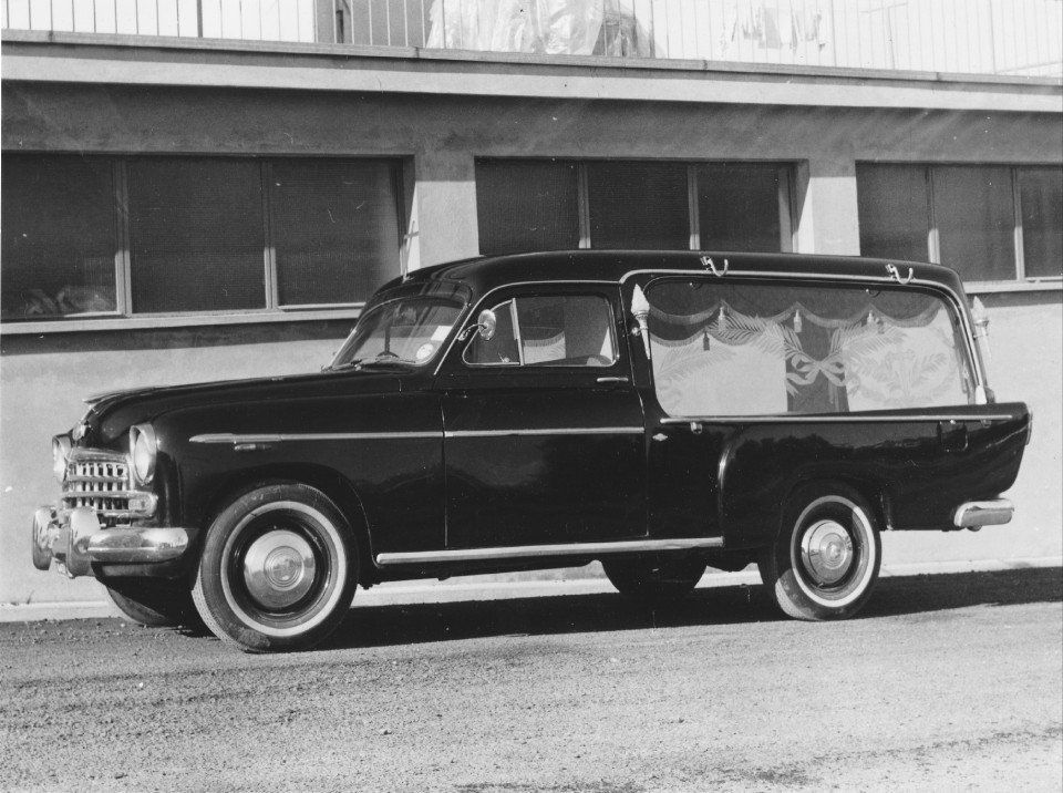 Auto funebre Fiat 1900 dell'impresa pompe funebri a Tricesimo