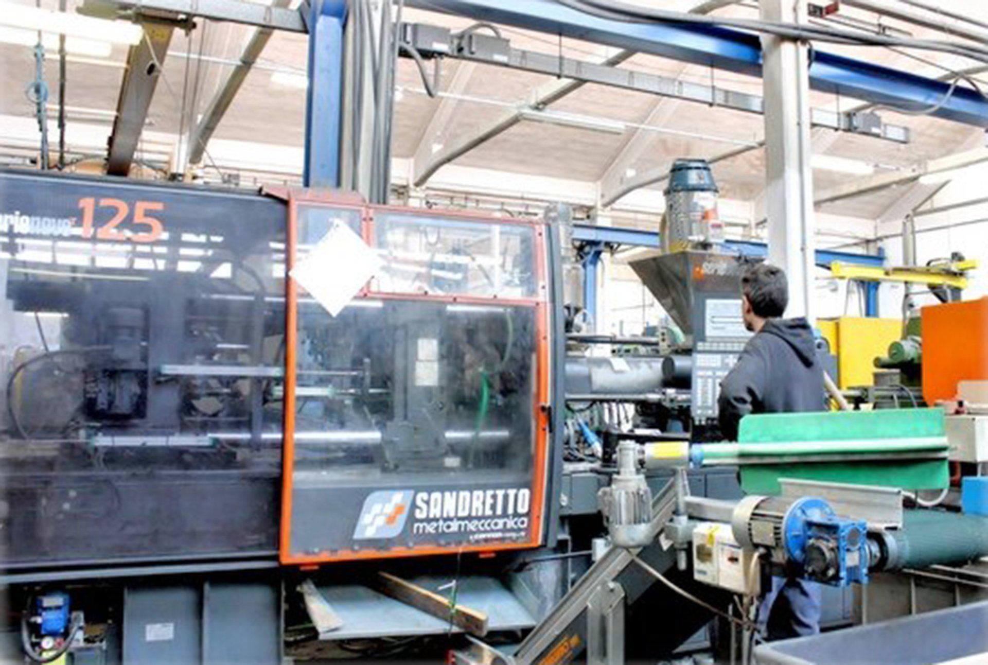 macchinario per lavorazione materie plastiche Sandretto