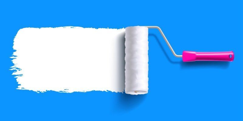 rullo con colorazione vernice bianca su muro azzurro