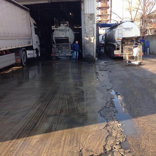 dei camion vicino a un capannone