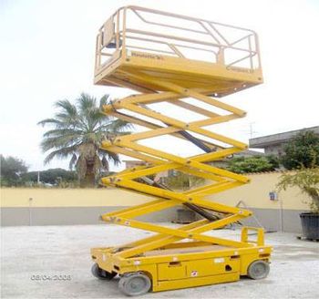 una piattaforma elevatrice gialla