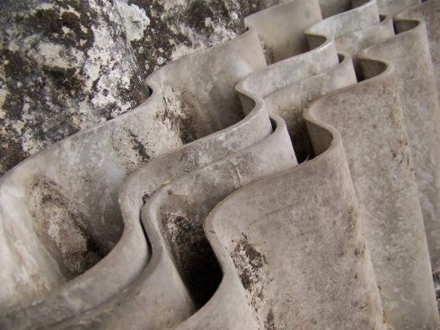 Ci occupiamo della rimozione e dello smaltimento di pannelli in eternit dalle coperture degli edifici.