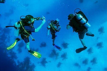 scuba Divers Bonding — Scuba Education in Lakewood, CO scuba Divers Bonding — Scuba Education in Lakewood, CO