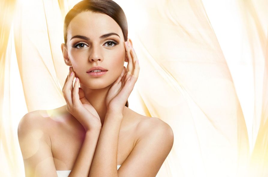 modella con trucco professionale