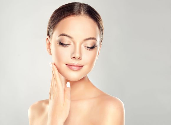 donna con pelle liscia e perfetta grazie ai trattamenti per il viso