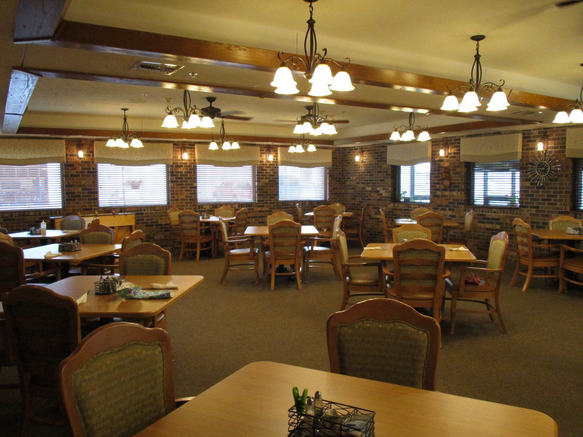 A large dining room with many tables and chairs