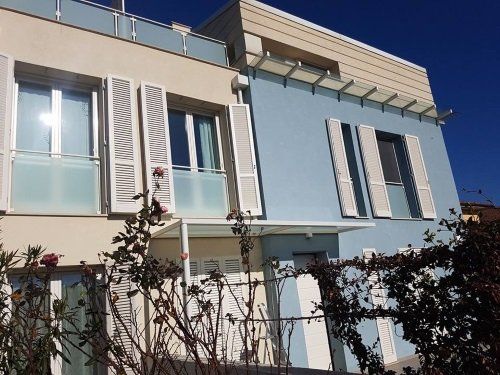 un edificio con delle persiane bianche alle finestre