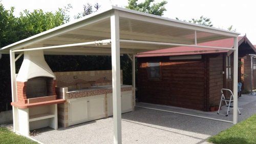 un barbecue e un mobile da cucina sotto una copertura