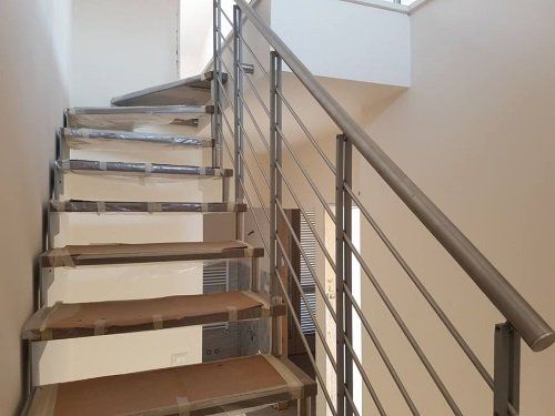 dei gradini in legno e un corrimano in ferro