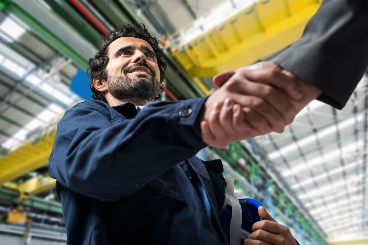zwei Männer geben sich die Hand