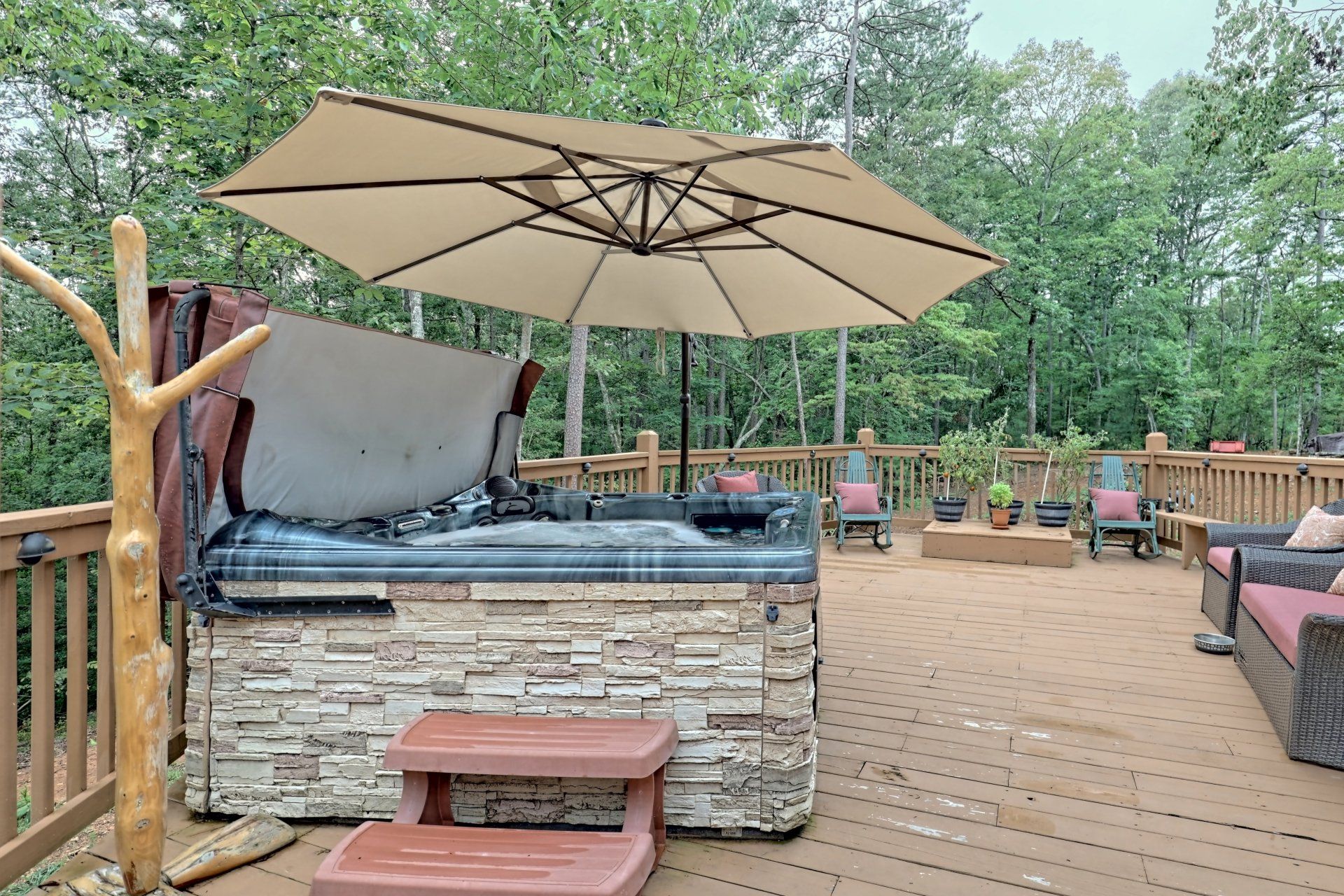 Image of the rental cabin outside sitting area