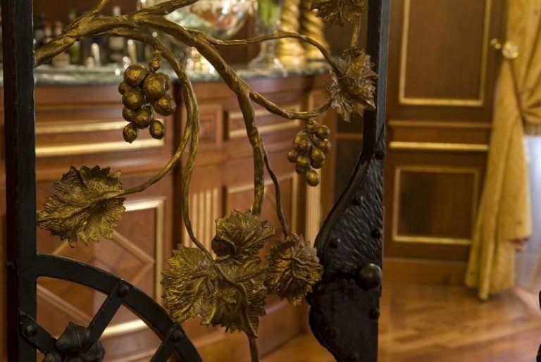 cancello in ferro con decorazioni dorate
