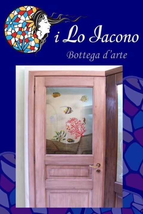 porta da interno rosa con vetro decorato a tema natura