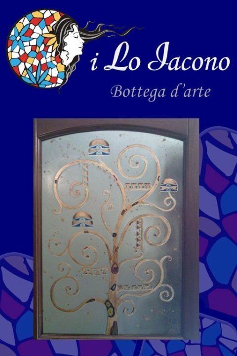 porta in vetro satinata con albero inciso
