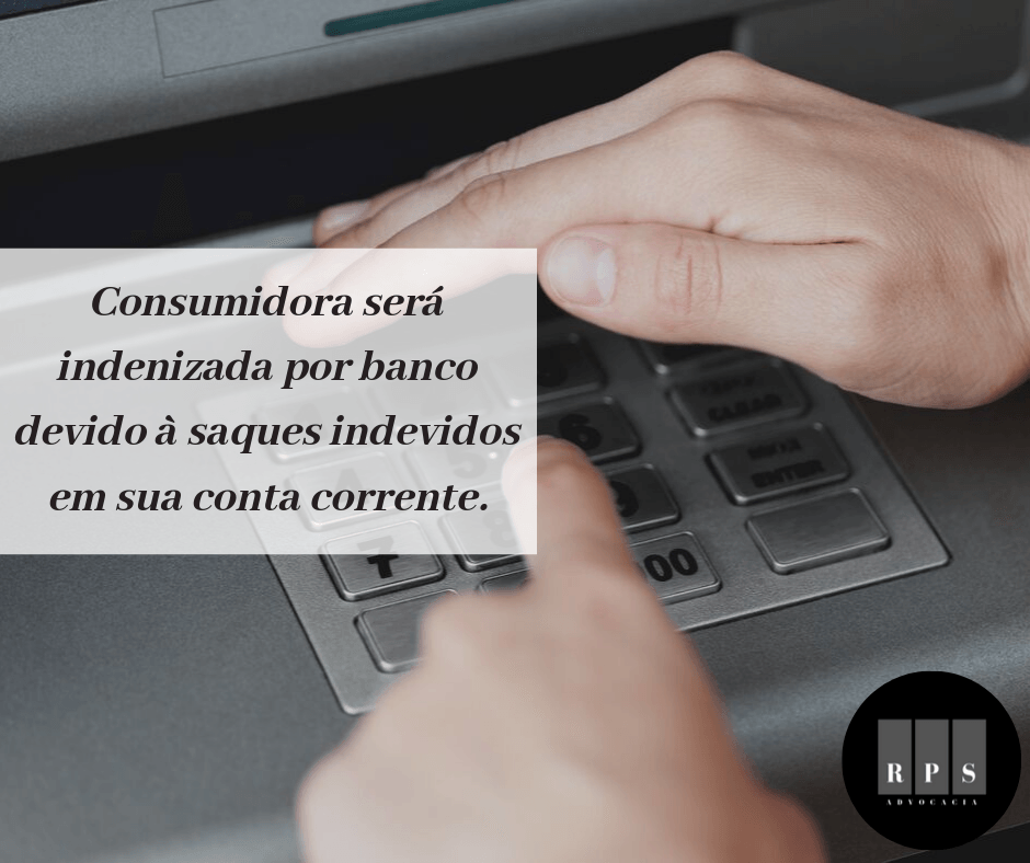 Mãos usando um caixa eletrônico com a mensagem: 