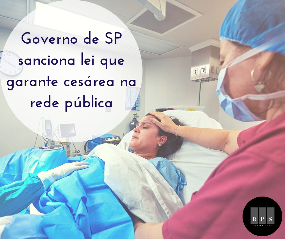 Loas Mulher em trabalho de parto recebe atendimento médico durante uma cesariana em ambiente hospitalar.