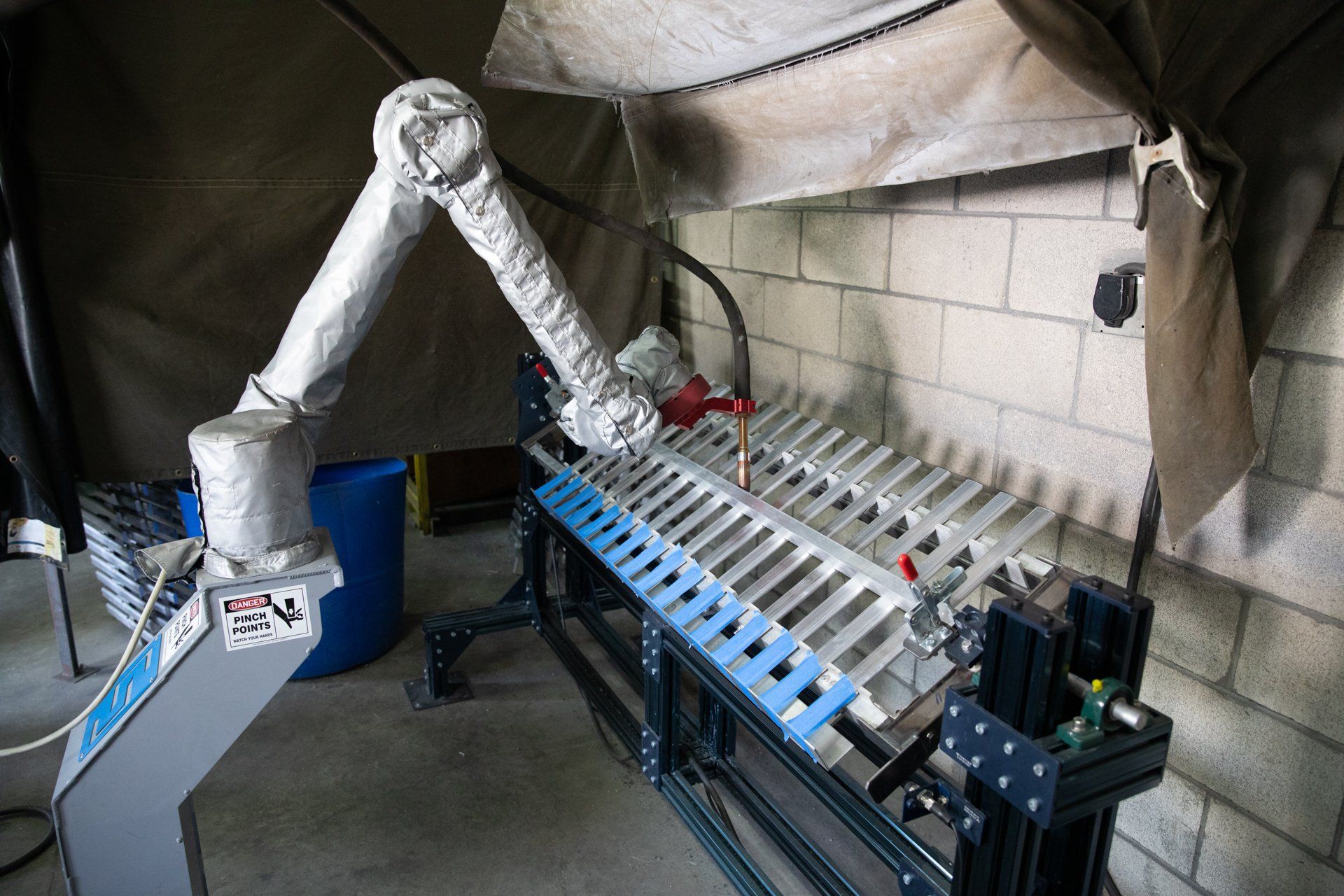 Welding robot =