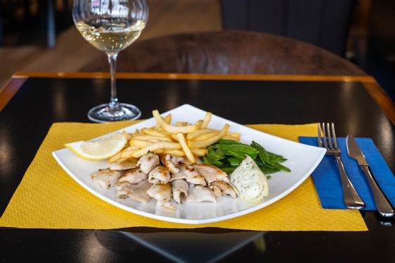 Une assiette de filets de perche et ses frites