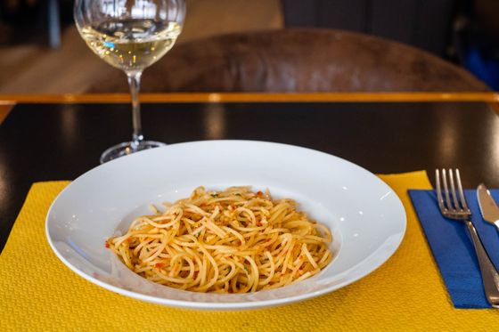 Une assiette de spagettis en sauce tomate