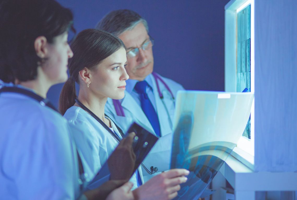 radiologi che esaminano una radiografia