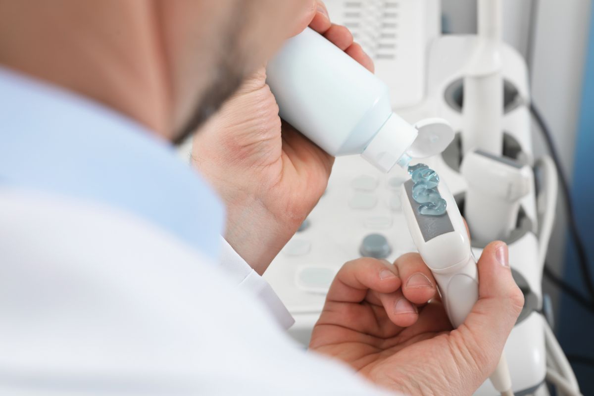 gel per ultrasuoni su sonda ecografica