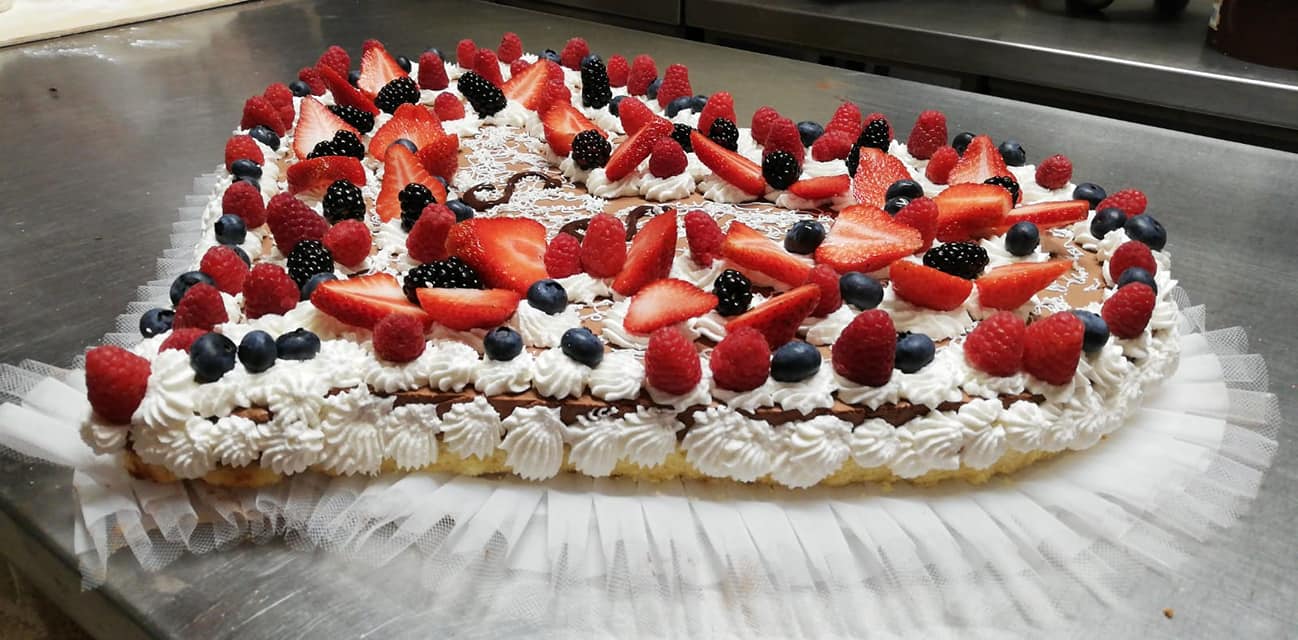 Torta con panna e frutta fresca