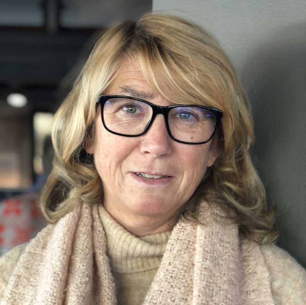 Bilde av Marit etter å ha overkommet tannlegefrykten hos Smil Tannlegesenter