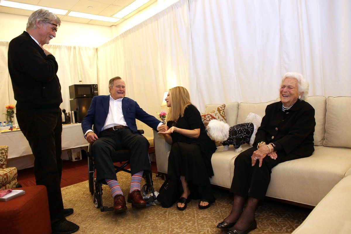 Barbra speaks with President George Bush & Barbara Bush backstage in Houston. 