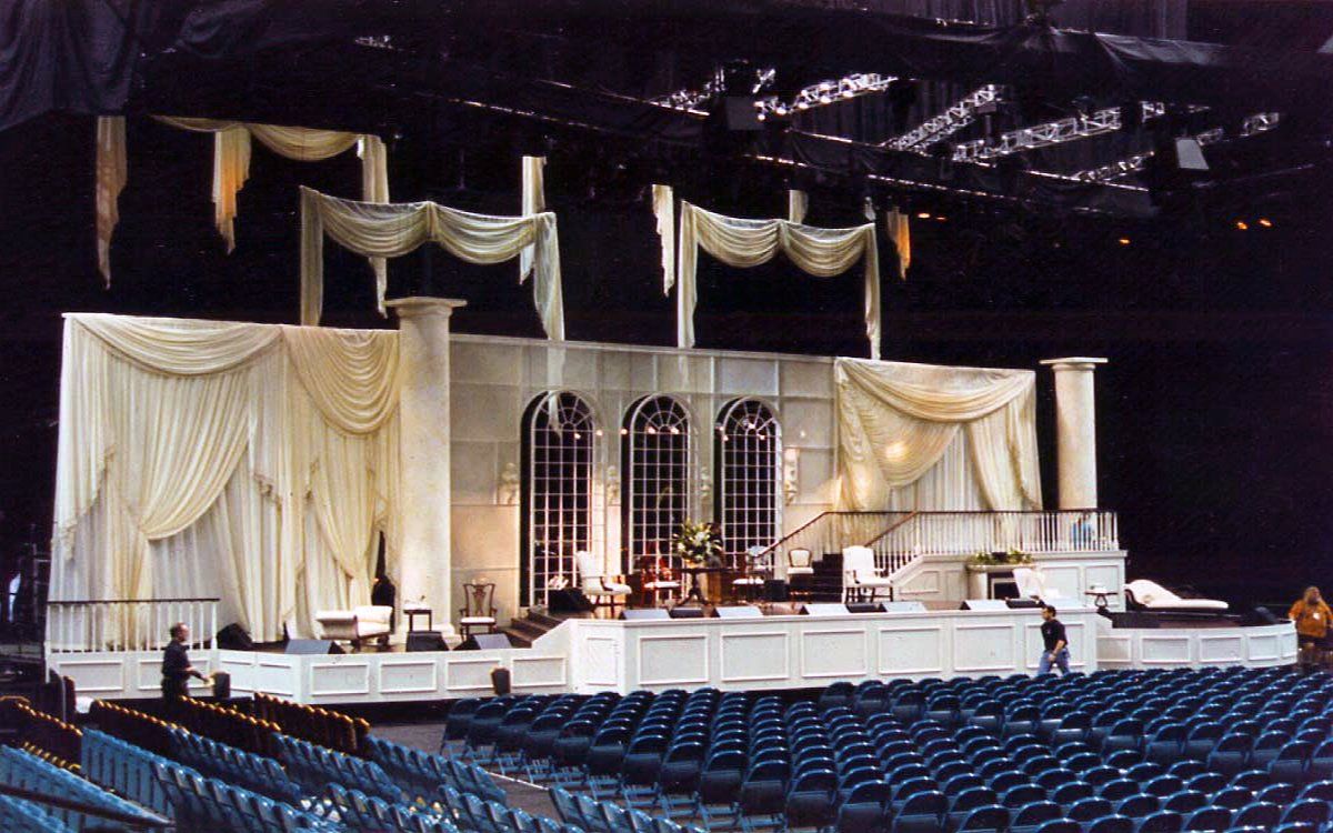 Wide shot of Barbra's Monticello-inspired concert set.