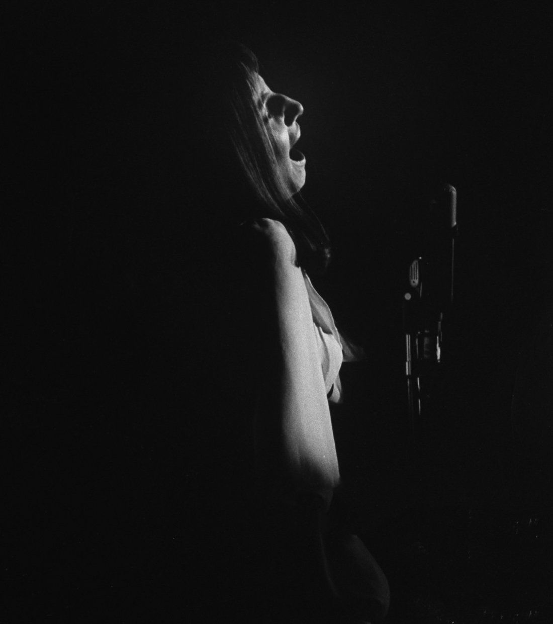Streisand performing at benefit. Photo by Lee Lockwood.